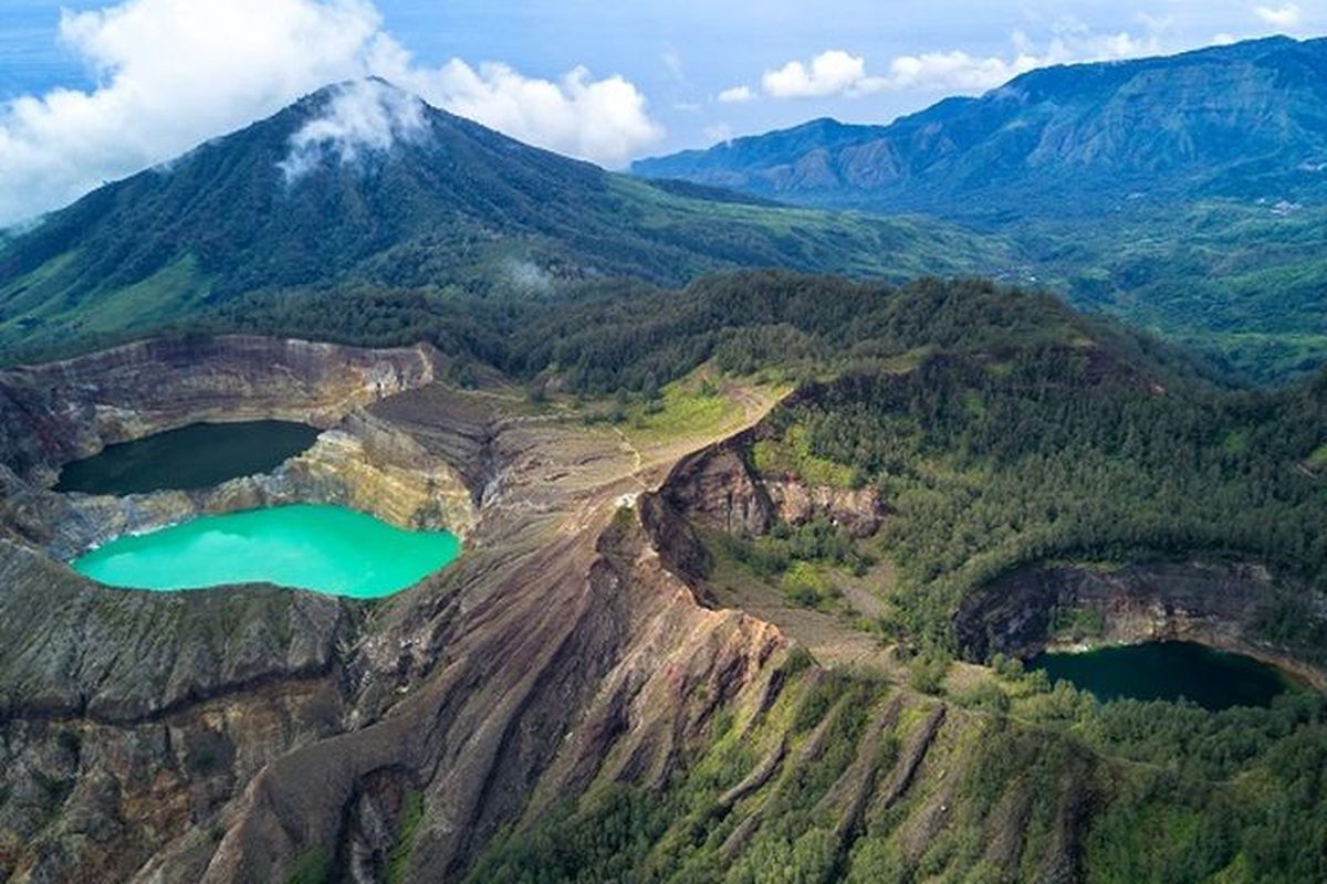 Flores, Panduan Wisata Danau Kelimutu, Menjelajahi Tiga Warna Kawah yang Ajaib di Flores