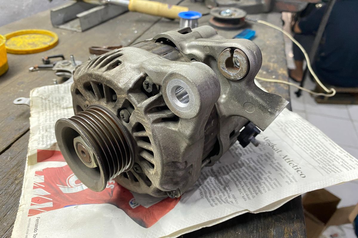 alternator, komponen kendaraan, alternator bunyi dengung, alternator mulai rusak, Alternator mobil, Kenali Ciri Alternator Mobil Bermasalah, Jangan Sampai Mogok di Jalan