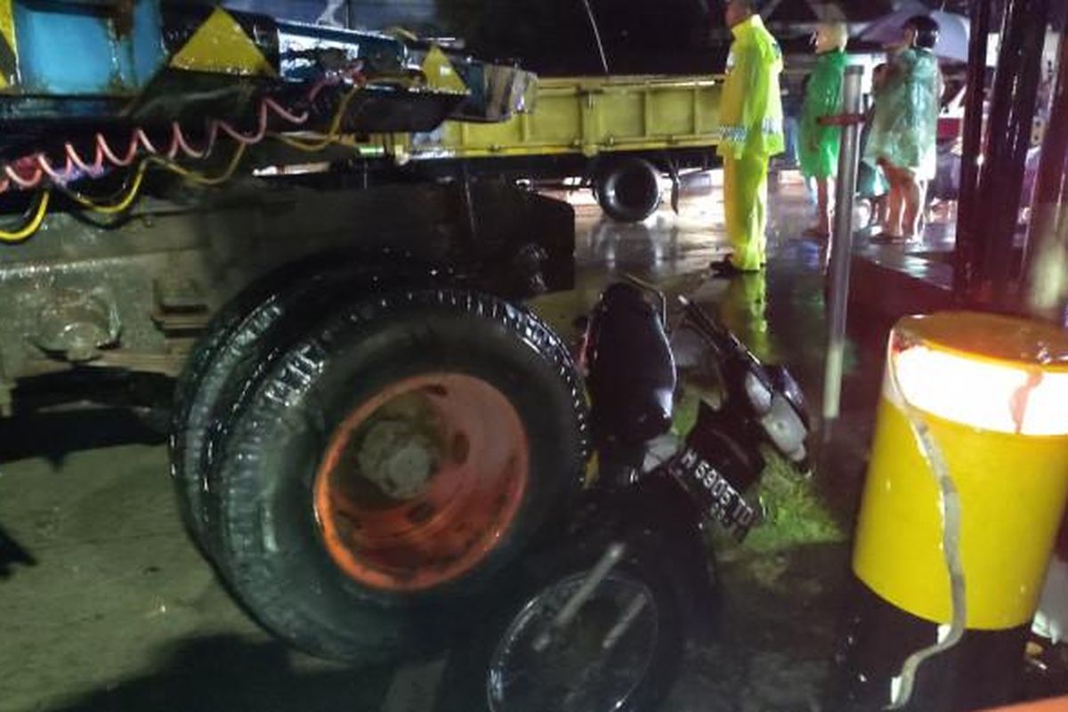 KA Harina, kecelakaan KA Harina, kecelakaan KA Harina di semarang, kecelakaan KA Harina di kaligawe semarang, Kecelakaan KA Harina vs truk di kaligawe semarang, Kecelakaan KA Harina vs truk di kaligawe, Cerita Subhan Perintahkan Sopir Truk Trailer Melompat Saat KA Harina Akan Melintas