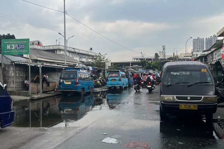 mobil, cipratan air, genangan air, pengemudi mobil, Cipratan air, Cipratan Air Picu Keributan, Etika Musim Hujan, Jangan Asal Terjang Genangan Air