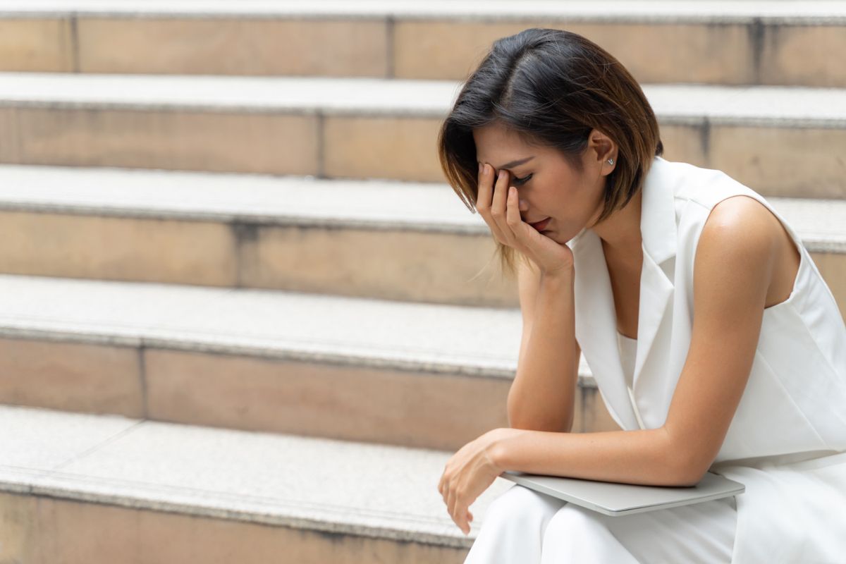 mengurangi kecemasan, 6 Cara Menenangkan Diri Saat Kecemasan Timbul, 1. Fokus pada ritme pernapasan, 2. Ambil jeda dari gawai, 3. Manfaatkan aplikasi meditasi terpandu, 4. Dengarkan lagu yang menenangkan, 5. Nikmati secangkir teh hangat, 6. Keluar rumah untuk jalan-jalan sejenak