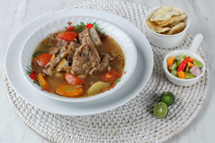 Manfaat makanan hangat, Mengapa makanan hangat begitu menenangkan, comfort food, kesehatan mental, mental health, efek makanan kuah, manfaat makanan berkuah, manfaat sop hangat, manfaat sop iga sapi, pemulihan depresi, manfaat makanan hangat, Ketika Sup Iga Jadi Obat Hati, Kisah Bangkit dari Depresi lewat Perhatian Kecil, Cerita Kirana, depresi usai alami kecelakaan, Merasa "dipeluk" oleh sup iga hangat, Mengapa makanan hangat begitu menenangkan?, Sup iga hangat menjadi perhatian kecil, Pelajaran tentang dukungan emosional