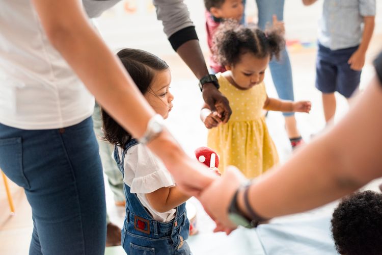screen time, Mengapa Efek Screen Time pada Kemampuan Bahasa Anak Bisa Berbeda-beda, Tidak semua anak siap belajar dari layar, Screen time bersifat satu arah, tidak mengajarkan interaksi emosional, Dampak screen time berbeda pada setiap anak, Peran orangtua dalam mengelola screen time