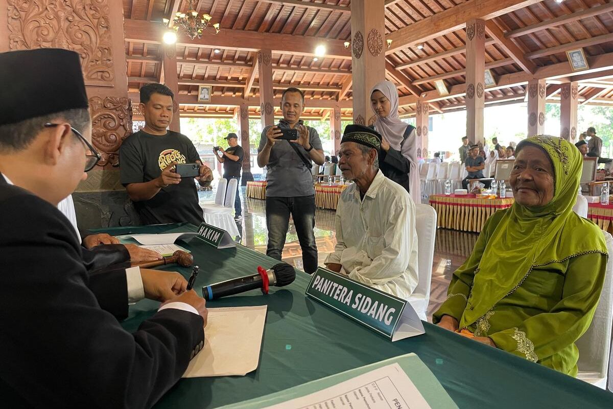 Jawa Timur, ponorogo, nikah siri, nikah massal, buku nikah, nikah resmi, 43 Tahun Kawin Siri, Sardi dan Sri Tersenyum Bahagia Akhirnya Punya Buku Nikah Resmi