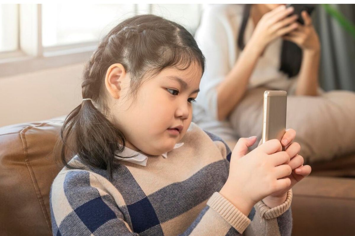 Larangan membawa hp ke sekolah, anak main gadget, pengaruh hp pada anak, apakah penggunaan hp dapat mengganggu konsentrasi belajar siswa, gadget pada anak, Apa dampak gadget terhadap konsentrasi dan produktivitas, larangan menggunakan hp, Pengaruh Gadget Terhadap Konsentrasi Belajar Anak, Ini Kata Psikolog, Perhatian anak mudah teralihkan oleh notifikasi, Godaan mengakses HP, Berlaku juga untuk orang dewasa, Perlu dukungan dari sekolah dan orangtua