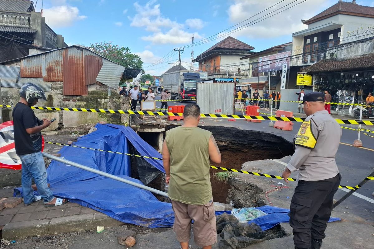 Bali, jalur denpasar gilimanuk, Jalan Amblas di Jalur Denpasar Gilimanuk, Jalur denpasar gilimanuk amblas, Jalan Amblas di Jalur Denpasar-Gilimanuk Ganggu Sektor Pariwisata hingga Logistik