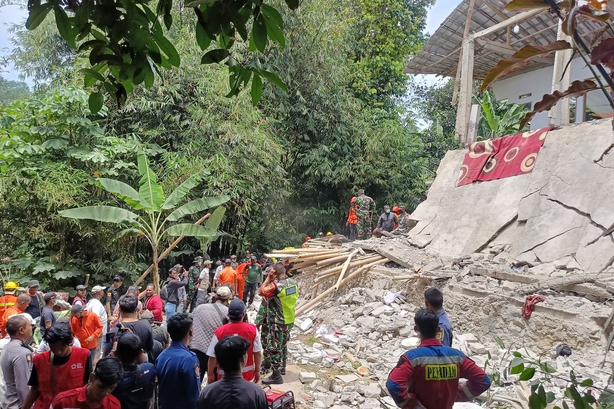 Bogor, Ciomas, Majelis Taklim Asohibiya, Majelis Taklim Asohibiya Ciomas Bogor, bangunan Majelis Taklim Asohibiya runtuh timpa jamaah, korban runtuhnya Majelis Taklim Asohibiya Bogor, 2 Orang Tewas Tertimpa Bangunan Majelis Taklim di Ciomas Bogor Ambruk saat Acara Maulid Nabi