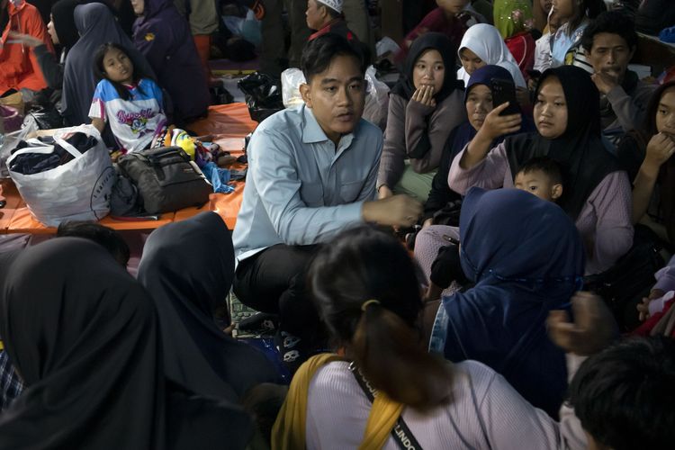 tanah longsor, Cisarua, BERITA FOTO: Dampak Longsor di Cisarua Bandung Barat dan Kerusakannya, 20 jenazah berhasil diidentifikasi, Seratusan warga dilaporkan hilang, Korban dari prajurit TNI, Pesan Wapres Gibran