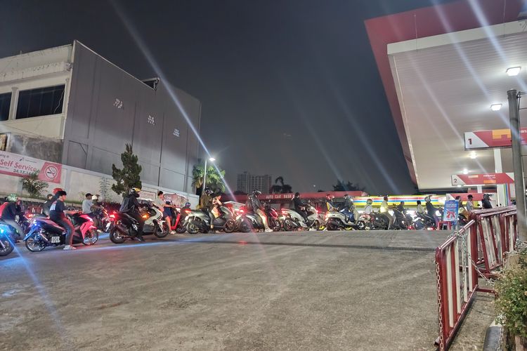 Pengamat transportasi, panic buying, bus listrik, Dampak Harga BBM, Pemerintah Diminta Prioritaskan Bus Listrik