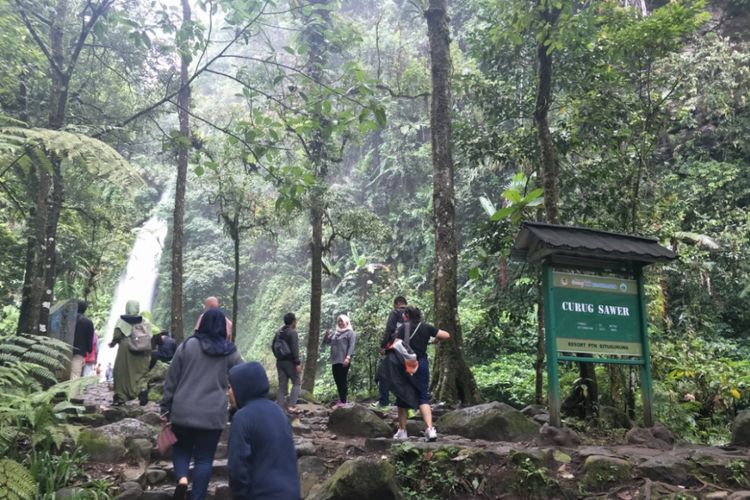 wisata, kuliner, Sukabumi, Wisata dan Kuliner Dekat Stasiun Sukabumi, Cocok untuk Liburan Singkat, 2. Alun - Alun Kota Sukabumi, 3. Curug Sawer, 4. Santa Sea Waterpark, 4. Nama Coffee, 5. Barn Coffee