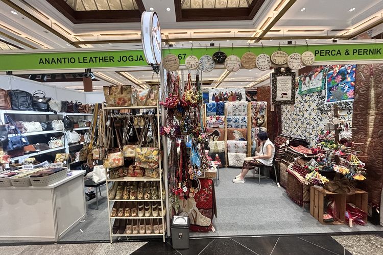 INACRAFT 2026, Gaya Elegan Selvi Ananda di Inacraft 2026 dalam Balutan Batik Kawung, Aksesori minimalis yang menyatu dengan busana, Riasan natural dan tata rambut klasik, Sentuhan akhir yang fungsional dan elegan, Mengenal INACRAFT 2026