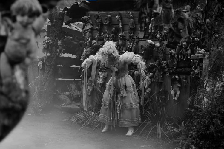 Lady Gaga, tim burton, lady gaga the dead dance, outfit lady gaga, busana lady gaga, baju lady gaga, Outfit Lady Gaga di Video Klip Death Dance, Horor dan Elegan