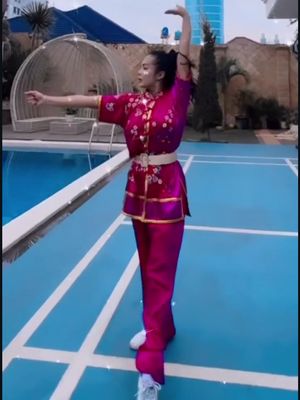 Krisdayanti, wushu, kris dayanti wushu, kris dayanti trenggono mencintaimu, kris dayanti saat latihan wushu, world kungfu championships 2025, kris dayanti raih medali perak, 7 Gaya Kris Dayanti Saat Latihan Wushu, Anggun dan Energik, 1. Kostum merah bermotif naga, 2. Seragam pink Shanghai, 3. Setelan modern dan kipas lipat, 4. Busana fuchsia dengan bordir emas, 5. Gaya sporty, 6. Kostum merah marun, 7. Nuansa abu-abu dengan tombak wushu