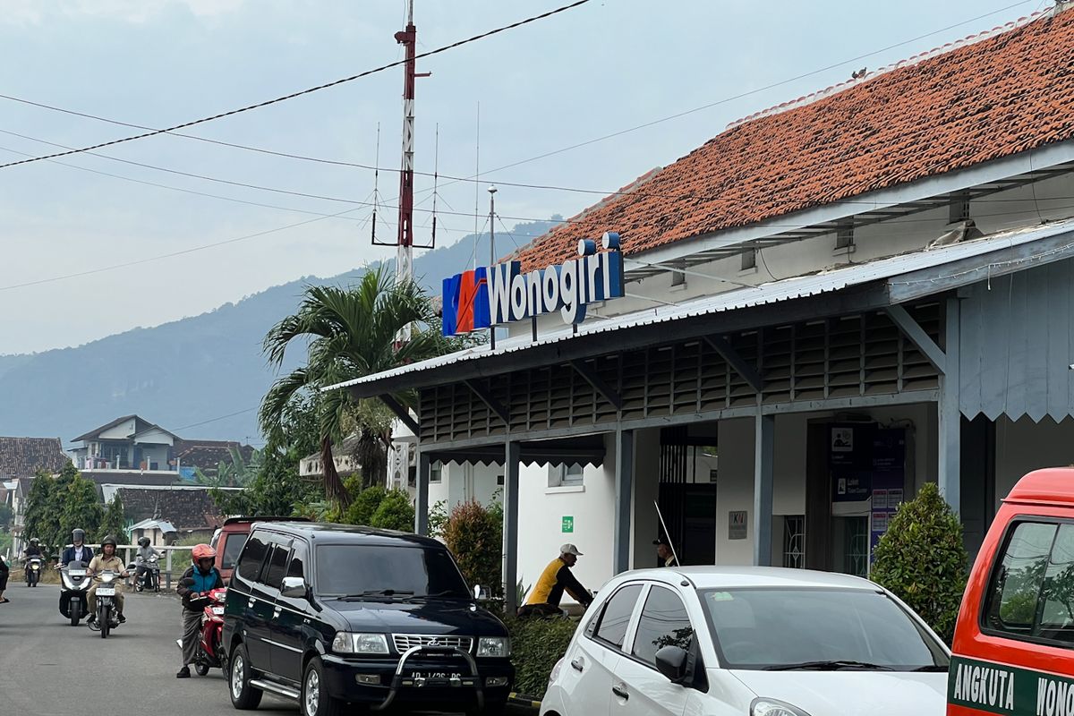 Wisata Wonogiri, ka batara kresna, Stasiun Wonogiri, Solo ke Wonogiri, wisata dekat Stasiun Wonogiri, Naik Kereta dari Solo Cuma Rp 4.000, Ini 6 Wisata Dekat Stasiun Wonogiri, Alun-alun Giri Krida Bakti, Taman Ponten Wonogiri, Gunung Gandul Wonogiri, Pantai Gading Purba, Watu Cenik Wonogiri, Waduk Gajah Mungkur