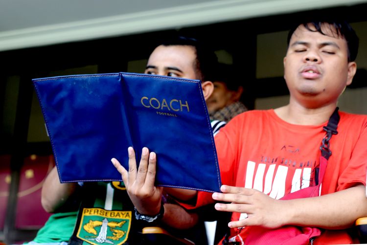 Persebaya, suporter, bonek, Cerita Fan Tuna Netra Persebaya: Saat Laga Hidup dari Sentuhan dan Kata-kata