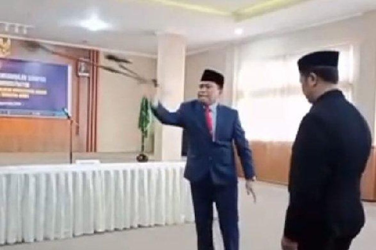 Kemenag NTB, Zamroni aziz, Zamroni Aziz Lempar mikrofon, Kepala Kanwil Kemenag NTB, Kepala Kanwil Kemenag NTB lempar mikrofon, vidoe Zamroni Aziz lempar mikrofon, Video Lempar Mikrofon Viral di Sosmed, Kepala Kanwil Kemenag NTB Zamroni Aziz Minta Maaf