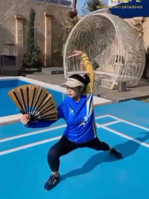 Krisdayanti, wushu, kris dayanti wushu, kris dayanti trenggono mencintaimu, kris dayanti saat latihan wushu, world kungfu championships 2025, kris dayanti raih medali perak, 7 Gaya Kris Dayanti Saat Latihan Wushu, Anggun dan Energik, 1. Kostum merah bermotif naga, 2. Seragam pink Shanghai, 3. Setelan modern dan kipas lipat, 4. Busana fuchsia dengan bordir emas, 5. Gaya sporty, 6. Kostum merah marun, 7. Nuansa abu-abu dengan tombak wushu