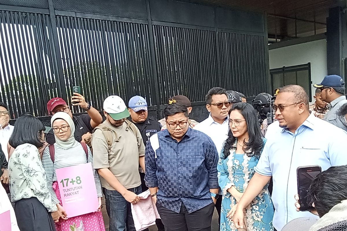 rieke diah pitaloka, demo jakarta hari ini, Harga kebutuhan pokok naik, Tuntutan Rakyat, Demo DPR, tuntutan rakyat 17 8, kenaikan iuran BPJS 2026, aksi demonstrasi DPR 2025, tolak kenaikan BPJS, Rieke Diah Pitaloka Minta Tuntutan Rakyat 17+8 Ditambah: Tolak Kenaikan Iuran BPJS dan Harga Pangan Turun, Desakan Rieke Diah Pitaloka, Latar belakang tuntutan 17+8, Isi tuntutan rakyat 17+8, Kenaikan harga pangan jadi sorotan