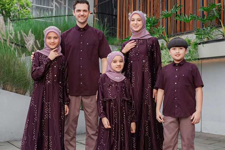 Intip 5 Sarimbit Lebaran 2026 yang Elegan, Harga Mulai Rp 166 Ribu, 1. Azmia dan Aiman by Giyomi, 2. Aluna by Memora Muslim Store, 3. Jejak Teduh by ZM Zaskia Mecca, 4. Ladiva by Ethica, 5. Kembali by Dama Kara