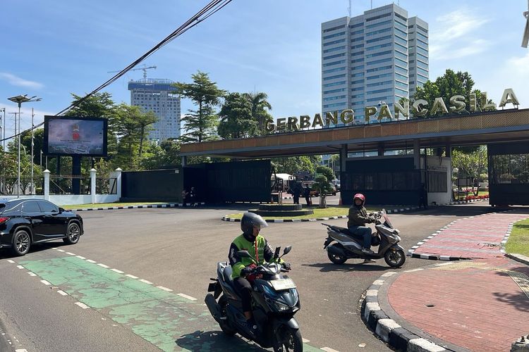 kemacetan, DPR RI, Nafa Urbach, Transportasi umum, mobil pribadi, gedung dpr ri, Adu Cepat Menuju Gedung DPR Pakai Mobil Pribadi Vs KRL