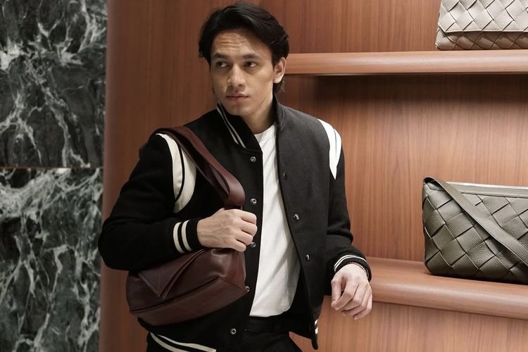 Jefri Nichol, Contek 5 Gaya Busana Edgy ala Jefri Nichol, Maskulin dan Anti Ribet, 1. Padupadan kemeja dan jorts, 2. Setelan jas dengan kacamata hitam yang tegas, 3. Gaya dengan varsity jacket, 4. Tampil berani dengan beanie merah, 5. Gaya edgy dengan kemeja flanel