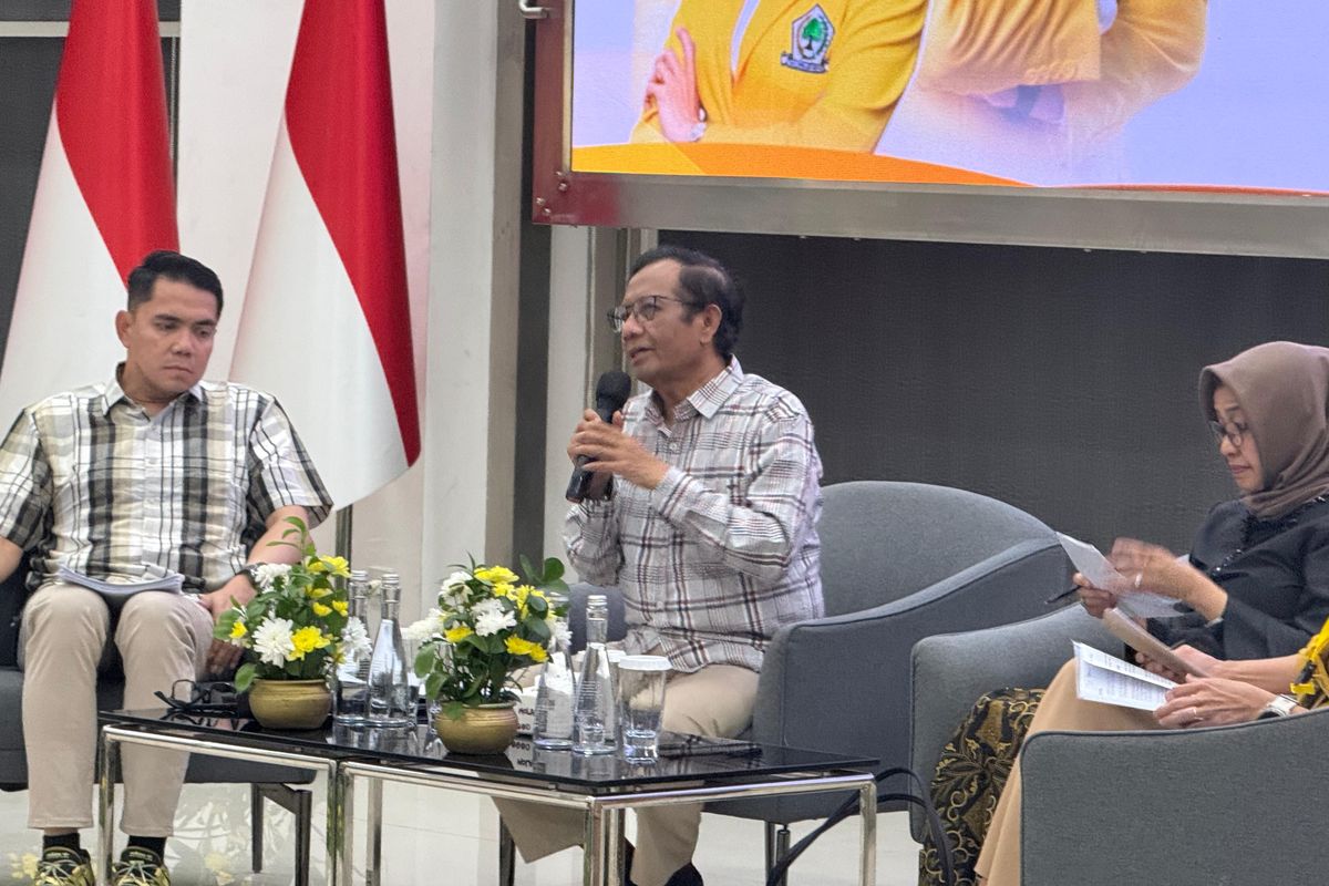 Putusan Mahkamah Konstitusi, Mahfud MD, pemilu serentak, putusan mahkamah konstitusi, pemisahan pemilu nasional dan daerah, Pemilu Serentak Tak Berlaku Lagi, Ini Rekomendasi Mahfud MD untuk Atur Masa Transisi, 1. Perpanjangan Masa Jabatan Tanpa Pemilu Ulang, 2. Kepala Daerah Jadi Penjabat, DPRD Dipilih Lewat Pemilu Sela, 3. Penjabat Kepala Daerah, DPRD Diperpanjang Lewat UU, 4. Pemilu Sela Serentak Kepala Daerah dan DPRD, 5. Pilkada Kembali ke DPRD