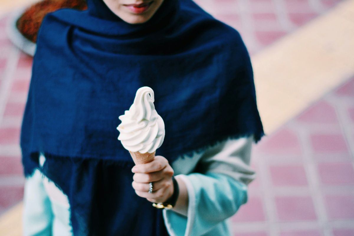 Hati-hati! Kebiasaan Sepele saat Makan Es Krim Ternyata Bikin Sakit, Es krim dan risiko keracunan, Kesalahan sepele saat menyimpan es krim, Risiko es krim rumahan, Makanan beku lain juga berisiko