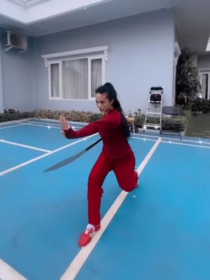 Krisdayanti, wushu, kris dayanti wushu, kris dayanti trenggono mencintaimu, kris dayanti saat latihan wushu, world kungfu championships 2025, kris dayanti raih medali perak, 7 Gaya Kris Dayanti Saat Latihan Wushu, Anggun dan Energik, 1. Kostum merah bermotif naga, 2. Seragam pink Shanghai, 3. Setelan modern dan kipas lipat, 4. Busana fuchsia dengan bordir emas, 5. Gaya sporty, 6. Kostum merah marun, 7. Nuansa abu-abu dengan tombak wushu