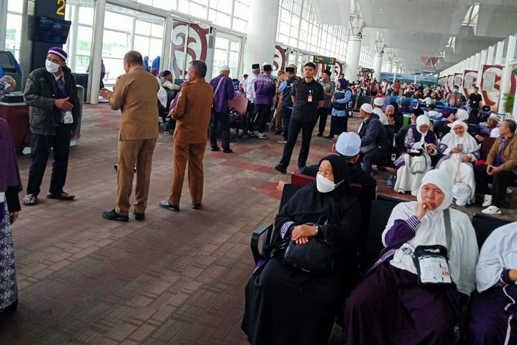 Saudia Airlines, ancaman bom di pesawat, ancaman bom di pesawat jemaah haji indonesia, ancaman bom di pesawat jemaah haji, ancaman bom di pesawat saudia airlines, Saudia Airlines yang Mendarat Darurat di Kualanamu Bawa Jamaah Haji Depok Kloter 12