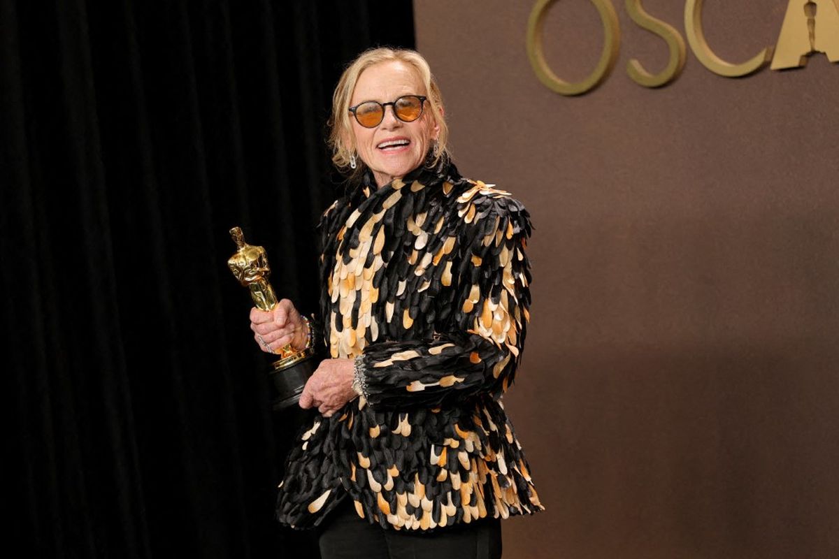 Oscars, Dior, Penampilan Nyentrik Amy Madigan saat Cetak Rekor di Oscars 2026