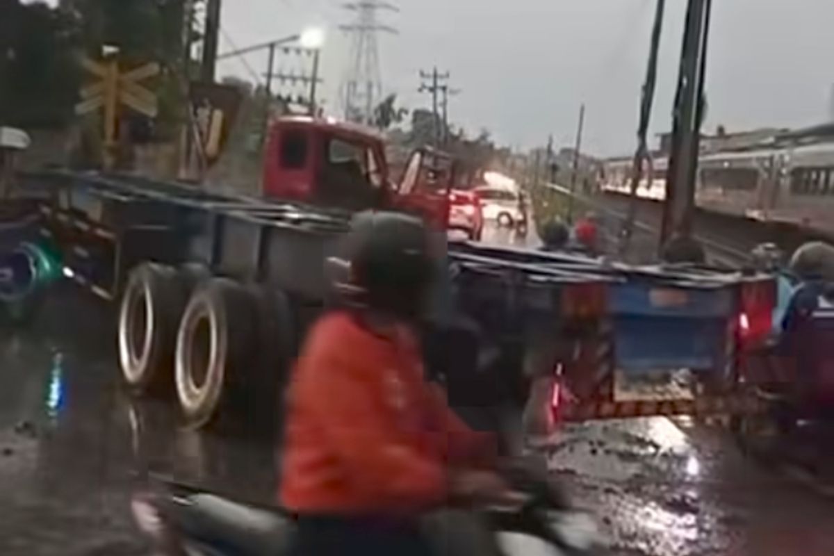 KA Harina, kecelakaan KA Harina, kecelakaan KA Harina di semarang, kecelakaan KA Harina di kaligawe semarang, Kecelakaan KA Harina vs truk di kaligawe semarang, Kecelakaan KA Harina vs truk di kaligawe, Kecelakaan KA Harina vs Truk di Kaligawe, Bagaimana Kondisi Masinis dan Sopir?