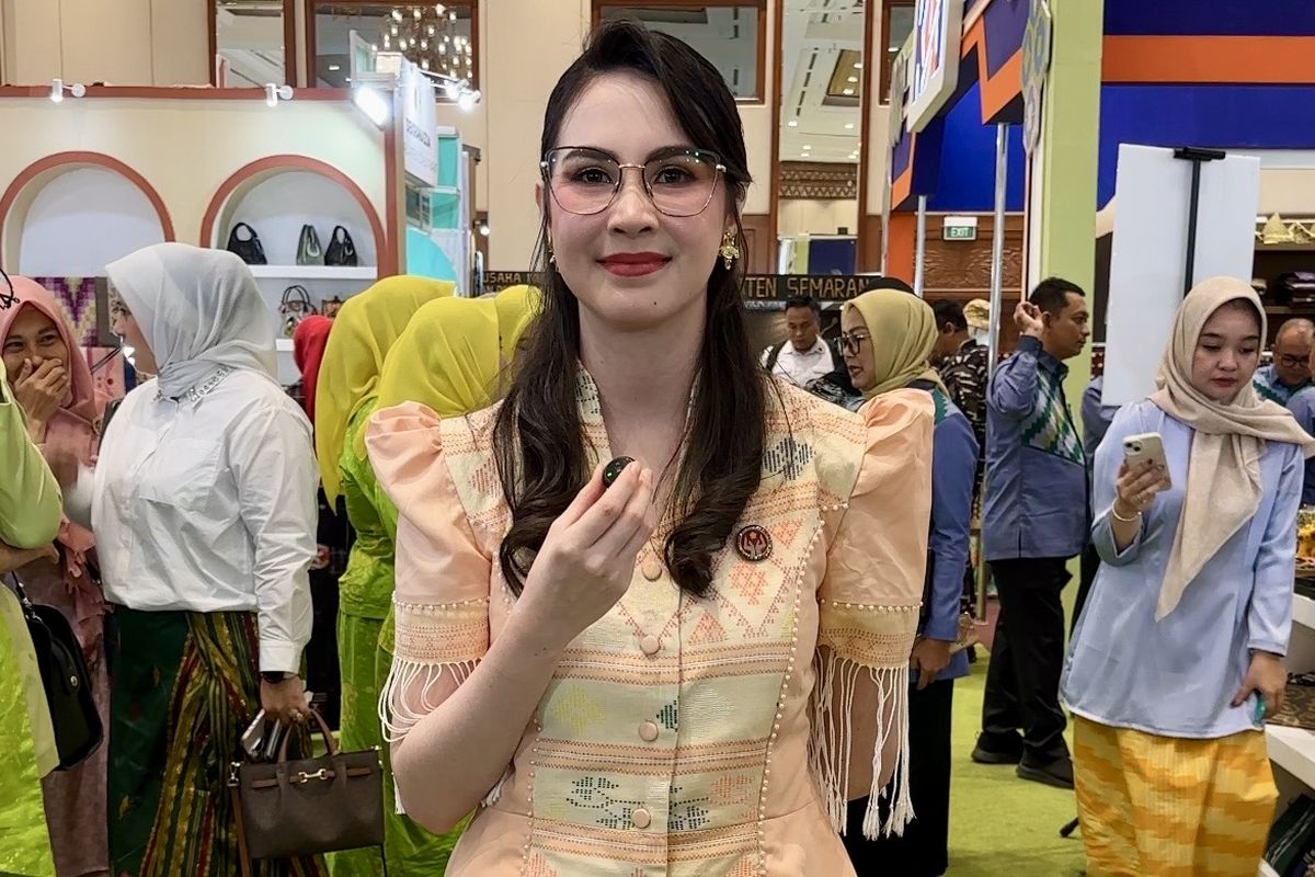 Arumi Bachsin, INACRAFT 2026, Arumi Bachsin Pakai Busana Tenun yang Didesain Sendiri, Cerita di balik outfit Arumi Bachsin, Selendang Tenun yang diolah jadi busana, Sentuhan akhir yang sederhana dan elegan, INACRAFT 2026, Panggung Kriya Nusantara