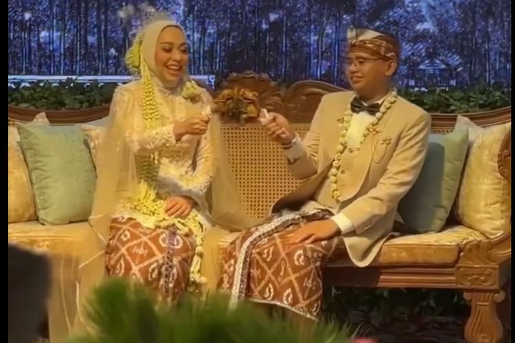 Maula Akbar Mulyadi Putra, Gubernur Jawa Barat Dedi Mulyadi, Dedy Mulyadi, wakil bupati garut putri karlina, Maula Akbar Mulyadi menikah, anak dedy mulyadi menikah, anak dedy mulyadi menikah di mana, anak dedy mulyadi nikahi wabup garut, 5 Gaya Pernikahan Maula Akbar Anak Dedi Mulyadi dengan Putri Karlina, 1. Totopong, 2. Beskap krem, 3. Kebaya klasik, 4. Ronce bunga melati, 5. Kain batik