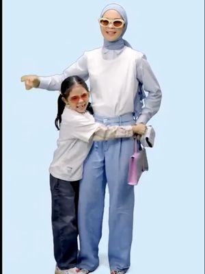 UNIQLO x Anya Hindmarch, UNIQLO X Anya Hindmarch, uniqlo x anya hindmarch indonesia, mix and match UNIQLO x Anya Hindmarch, Koleksi UNIQLO x Anya Hindmarch Hadir di Indonesia, Ini 4 Ide Mix and Match yang Bisa Dicontek
