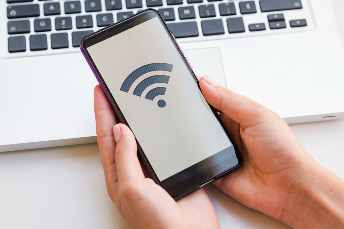 cara mempercepat WiFi di HP, internet, WiFi lemot di HP, cara mempercepat koneksi WiFi di HP, bagaimana cara meningkatkan kecepatan WiFi di HP, WIFi lemot di HP, Cara mempercepat WiFi di HP, Cara mempercepat koneksi WiFi di HP, Cara Mempercepat WiFi di HP dengan Mudah dan Praktis, 1. Letakkan router dengan benar, 2. Ubah posisi antena Router, 3. Ganti password router dengan komposisi yang kuat, 4. Jauhkan router dengan perangkat elektronik lain, 5. Gunakan WiFi dengan frekuensi 5 GHz, 6. Pilih channel WiFi yang tidak ramai, 7. Matikan koneksi WiFi pada perangkat yang tidak digunakan, 8.Gunakan WiFi repeater, 9. Lupakan WiFi dan sambungkan kembali, 10. Restart HP, 11. Reset jaringan HP, 12. Update software iPhone, 13. Restart router, 14. Upgrade router, 15. Matikan update software otomatis