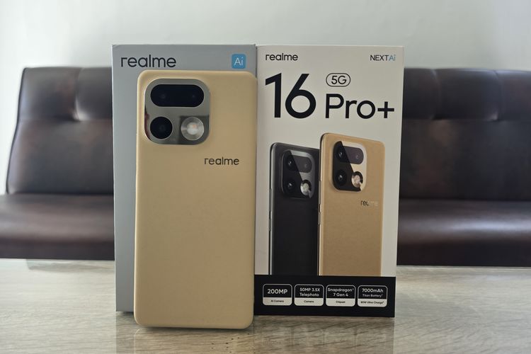 Realme, Realme 16 Pro Plus 5G, unboxing, Realme 16 Pro Plus: Desain Master Gold dan Kamera 200 MP yang Mencuri Perhatian, Isi kotak lengkap, dapat kepala charger dan soft case, Nyaman digenggam, Modul kamera unik, Kamera 200 MP jadi andalan