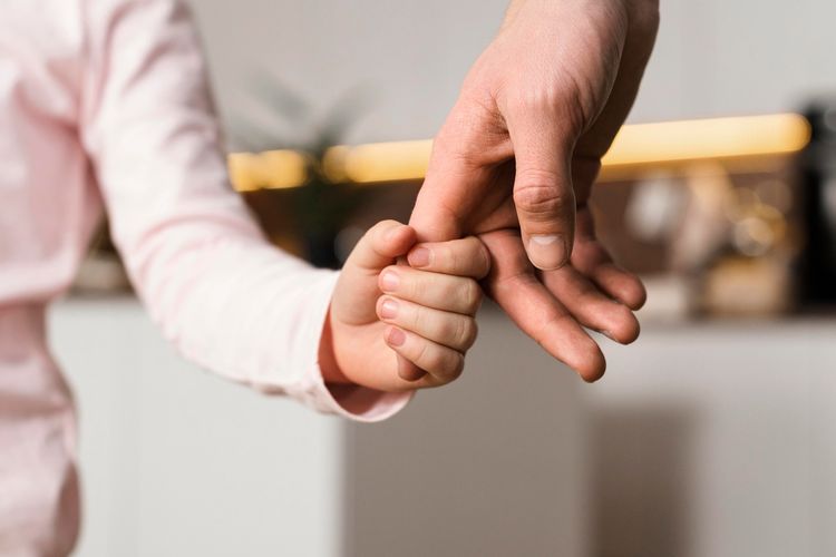 grooming, manipulasi, menyimpan rahasia, Anak Punya Rahasia, Waspada Bisa Jadi Tanda Child Grooming, Rahasia sebagai bagian dari pola child grooming, Rahasia sehat dan rahasia berbahaya, Kenapa anak memilih diam?, Tanda rahasia sudah menjadi alarm, Cara orangtua merespons tanpa menghakimi, Membangun kebiasaan terbuka sejak dini