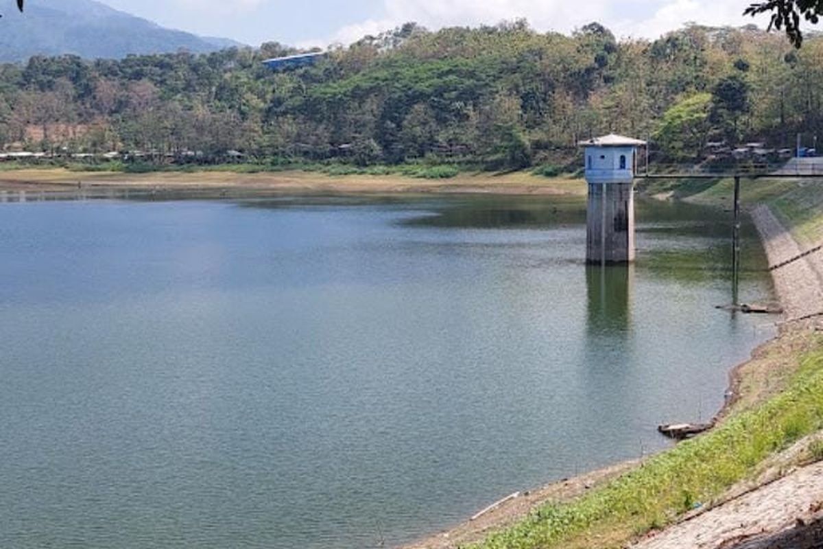 Wisata Pati, Alun-Alun Pati, Waduk Gunung Rowo, wisata murah Pati, tiket wisata Pati, 7 Tempat Wisata Murah di Pati, Tiket Masuk Mulai Rp 5.000, Waduk Gunung Rowo, Waduk Seloromo, Gua Pancur Jimbaran, Alun-alun Pati, Pantai Kertomulyo, Bukit Naga Jollong, Gua Wareh