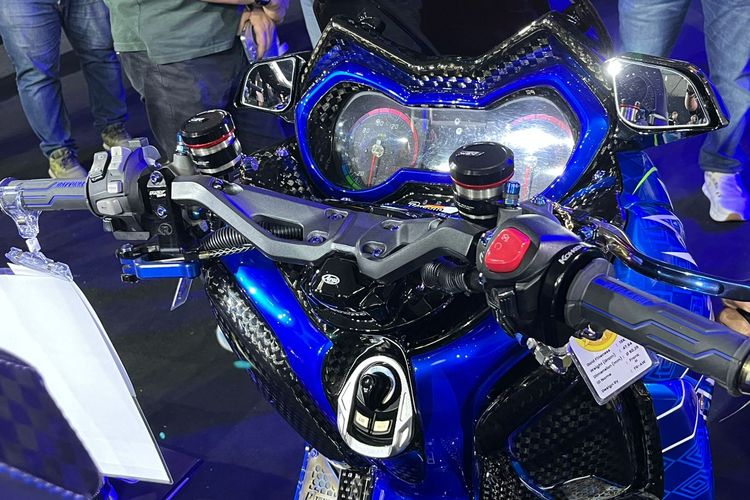 XMAX, modifikasi, CustoMAXI, Yamaha XMAX, King CustoMAXI 2025, Yamaha XMAX Hedon dengan Emblem Emas 18 Karat