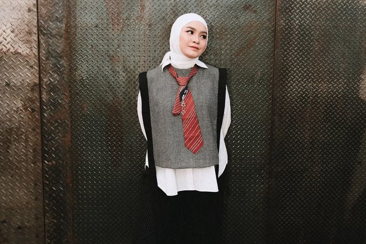 Salma Salsabil, Pestapora 2025, salma salsabil indonesian idol, salma salsabil menikah, fashion salma salsabil, salma salsabil umumkan punya anak, salma salsabila, Salma Salsabil Umumkan Kelahiran Anak, Intip 5 Gayanya yang Stylish, 1. Anggun dengan gaun biru di atas panggung, 2. Casual, 3. Preppy style dengan vest dan dasi, 4. Edgy di panggung Pestapora 2025, 5. Smart casual dengan vest marun