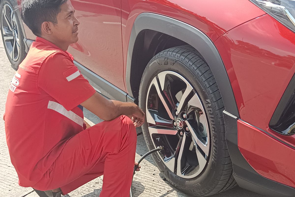 ban mobil, tekanan ban, Penumpang Harus Turun Saat Isi Tekanan Udara Ban Mobil? Ini Penjelasannya