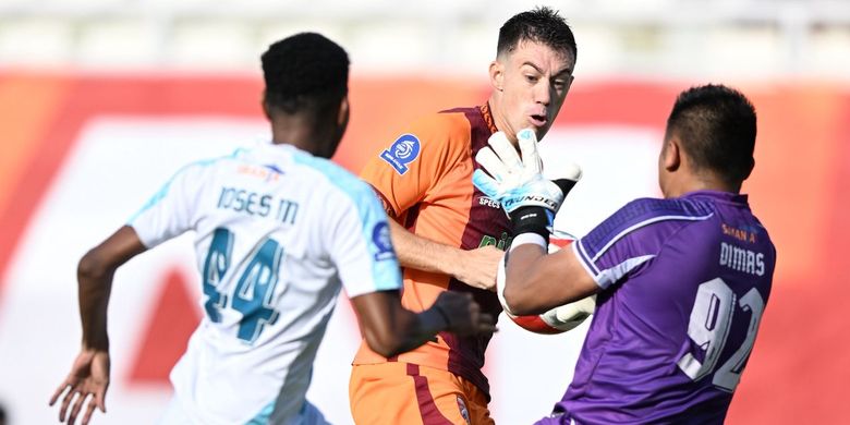 Super League, Borneo FC, PSBS Biak, Borneo FC vs PSBS Biak, Mariano Peralta, PSBS, Juan Villa, Komang Teguh, Madura United, Persik Kediri, Hasil Super League: Borneo FC Vs PSBS 5-1, Madura United Vs Persik 2-1