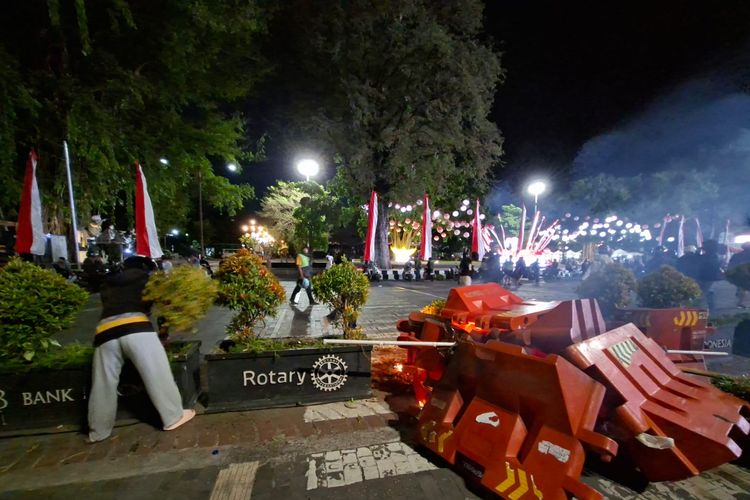 demo ojol, ojol dilindas brimob, Demo 29 Agustus, demo solo, demo solo ricuh, dprd solo dibakar, Kronologi Ricuh di Demo Solo 29 Agustus 2025: Jalan Rusak, DPRD Dibakar, 16.00 WIB: Aksi Dimulai di Depan Mako Brimob, 19.00 WIB: Massa Bergeser ke Gladag, 20.30 WIB: Massa Bertahan di Jalan Jenderal Sudirman, 21.00 WIB: Truk Polisi Dibakar di Slamet Riyadi, 22.00 WIB: Massa Padati Gedung DPRD Solo, 23.20 WIB: Water Barrier Dibakar, 00.10 WIB: Pagar DPRD Dirusak dan Dibakar, 01.15 WIB: Gedung DPRD Solo Terbakar