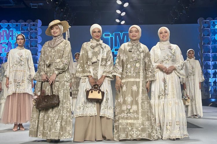 baju bordir, Ayu Dyah Andari, mencuci baju bordir, gaun bordir, tips fashion, busana bordir, tips merawat gaun bordir ala Ayu Dyah Andari, bahan bordir, merawat baju bordir, 5 Tips Merawat Baju Bordir dari Desainer Ayu Dyah Andari, Jangan Cuci di Mesin, 1. Cara mencuci baju bordir, jangan pakai mesin cuci, 2. Cuci baju bordir dengan lembut, 3. Setrika setelah kering untuk mengembalikan bentuk kain, 4. Simpan di tempat yang tidak lembap, 5. Pertimbangkan dry clean