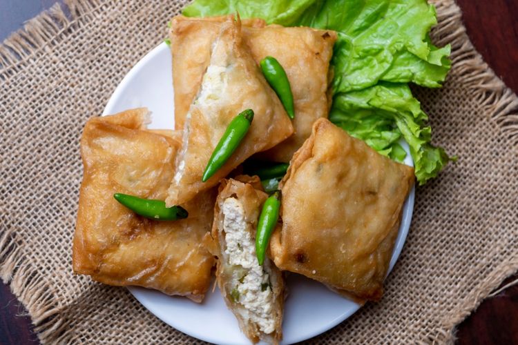 tahu goreng, tahu sutra, tahu putih, tahu kuning, jenis tahu di indonesia, macam tahu dan cirinya, 8 Jenis Tahu Populer di Indonesia, Mana yang Paling Sering Kamu Makan?, 1. Tahu Putih, 2. Tahu Kuning, 3. Tahu Goreng, 4. Tahu Kulit, 5. Tahu Sutera (Tofu), 6. Tahu Susu, 7. Tahu Air