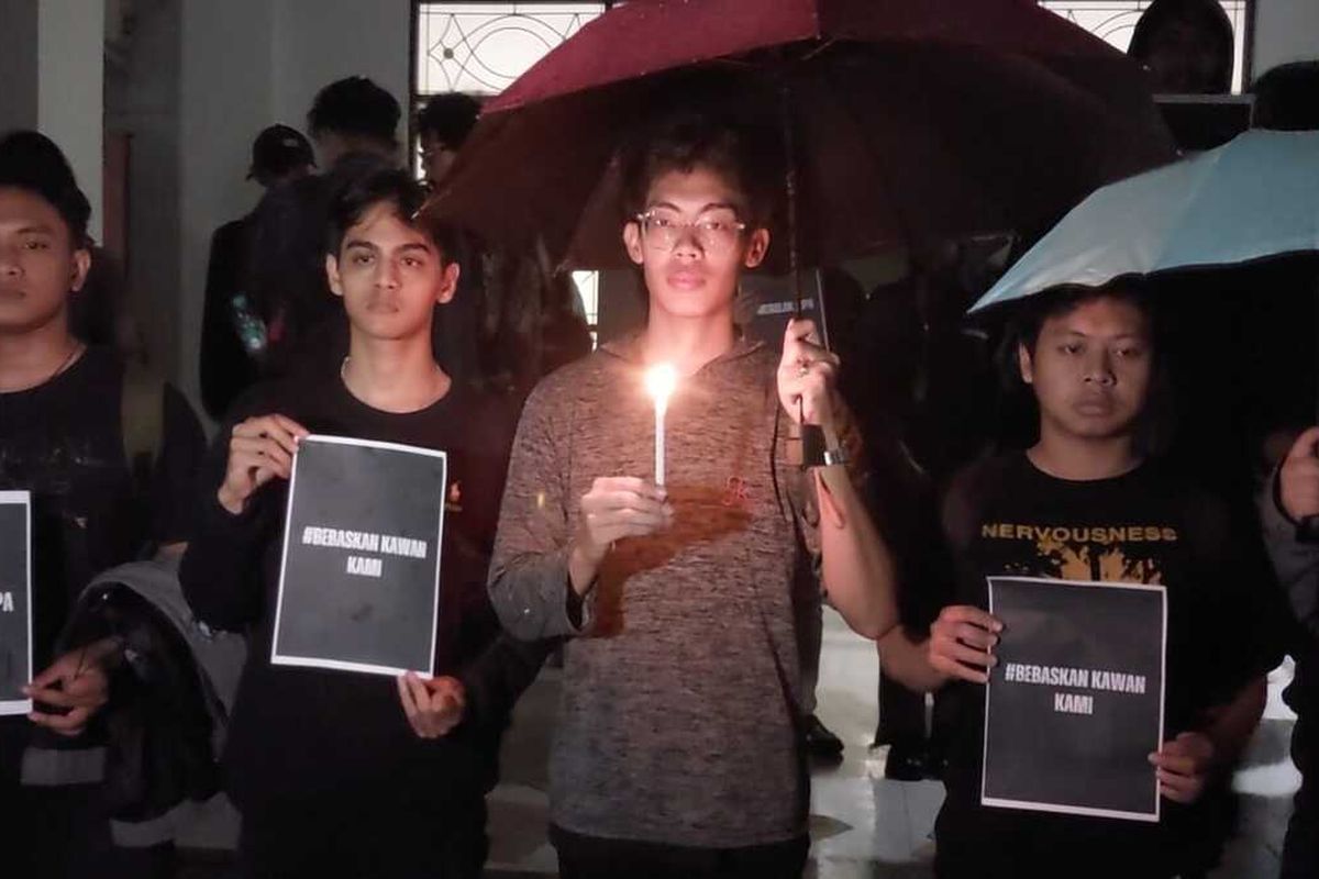 mahasiswa UNY, mahasiswa UNY ditangkap polda DIY, mahasiswa uny ditangkap, perdana arie, Mahasiswa UNY Perdana Arie Ditangkap Polisi, Alumni Sejarah Kecam Sikap Rektorat, Penangkapan Perdana Arie, Sikap Rektorat UNY, Kecaman Jaringan Alumni Sejarah UNY, Pernyataan Sikap Jaringan Alumni Sejarah UNY, Tuntutan Alumni kepada Rektorat