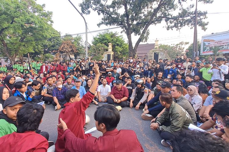 demo, tukang becak, SOLO, demo hari ini, tukang becak meninggal, tukang becak meninggal di atas becak, demo di solo, demo di solo hari ini, demo di solo terbaru, Tukang Becak di Solo Meninggal saat Kericuhan, Diduga Penyakit Jantung Kambuh karena Gas Air Mata, Kronologi Kejadian, Riwayat Penyakit, Perbedaan Data BPBD Solo, Aksi Mahasiswa di Solo