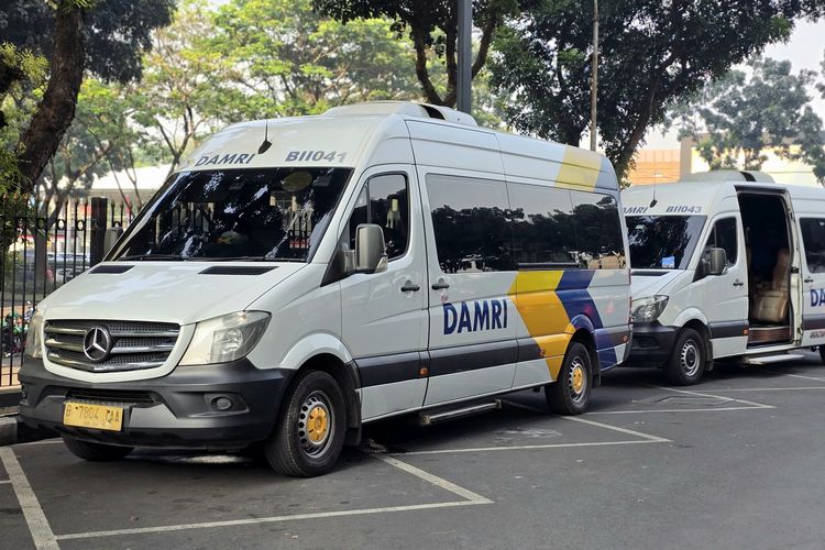damri bandara soekarno-hatta kemana saja, damri bandara soekarno hatta ke bandung, dari bandara soekarno hatta ke halim naik apa, damri bandara soekarno hatta ke kelapa gading, jadwal damri bandara, tarif damri bandara soekarno-hatta ke blok m, tarif damri bandara soekarno hatta ke merak, tarif damri bandara soekarno hatta ke gambir, Jadwal dan Tarif DAMRI Bandara Soekarno-Hatta 2025 untuk Balik Mudik, 1. Stasiun DAMRI Ciputat, 2. Stasiun KCIC Halim, 3. Stasiun Gambir, 4. Stasiun DAMRI Kemayoran, 5. Terminal Blok M, 6. Terminal Lebak Bulus, 7. Terminal Pasar Minggu, 8. Terminal Rawamangun, 9. Terminal Kampung Rambutan, 10. Terminal Tanjung Priok, 11. Stasiun DAMRI Merak, 12. Botani Square Bogor, 13. Cibinong City Mall, 14. Mall Kelapa Gading, 15. Intermark BSD, 16. Hollywood Junction Cikarang, 17. Grand Taruma Karawang, 18. Terminal Kayuringin Bekasi Barat, 19. Harapan Indah Bekasi (Transera), 20. Stasiun DAMRI Purwakarta, 21. Stasiun DAMRI Sukabumi, 22. Transpark Mall Bintaro, 23. Terminal Depok Sawangan, 24. Khalifah Station, 25. Terminal Pulo Gebang, 26. Senayan Park