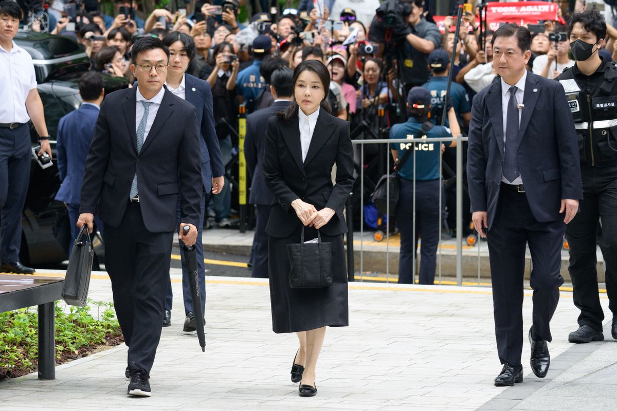 korupsi, Yoon Suk Yeol, Kim Keon Hee, skandal tas dior, Skandal Korupsi Mantan Ibu Negara Korea Selatan, Mantan Ibu Negara Korea, Skandal Korupsi Mantan Ibu Negara Korea Selatan: Ditangkap Setelah Surat Perintah Dikeluarkan, Dakwaan Terhadap Kim Keon Hee, Kontroversi yang Mengiringi Kim Keon Hee, Skandal Tas Dior yang Merugikan Popularitas Presiden Yoon, Reaksi Yoon Suk Yeol dan Publik