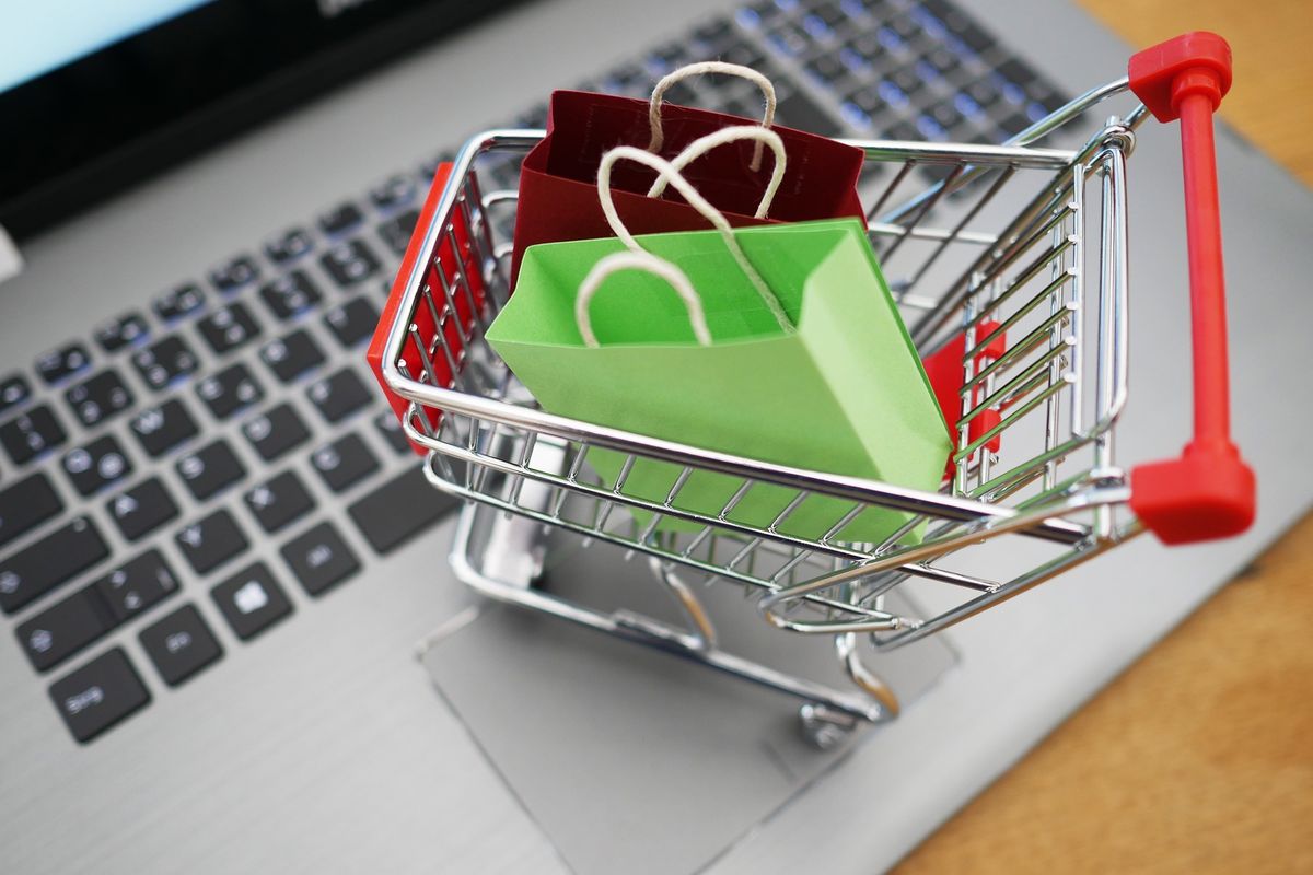 mindful consumption, Belanja Lebih Sadar, Ini 5 Cara Memberi Jeda Sebelum Membeli Barang di Tengah Ekonomi Sulit, 1. Shop from your own wardrobe, 2. Pinjam atau barter, 3. Membeli barang bekas, 4. Membuat sendiri